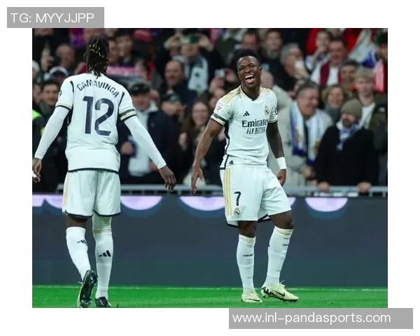 维尼修斯双响助力球队胜利分享伯纳乌的精彩时刻与球迷共庆 维尼修斯双响助力球队胜利分享伯纳乌的精彩时刻与球迷共庆