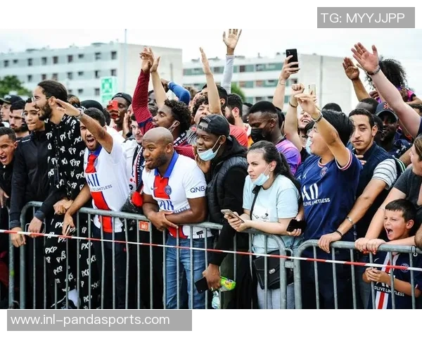 巴黎球迷大巴深夜抛锚高速上80人被困数小时等待救援